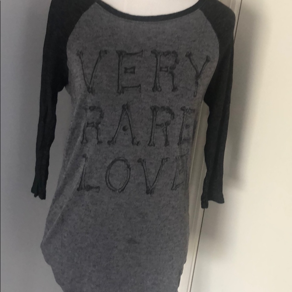 Guess raglan distressed look top very rare love  logo size S
MA
